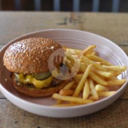 Classic Cheeseburger