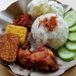 Nasi Ayam   Tahu   Tempe Goreng Rempah