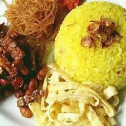 Nasi Kuning Kumplit Telor Balado Tempe Orek Bihun Sambal