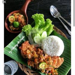 Ayam Penyet Sambel Matah   Es Teh   Lalapan