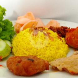 Nasi Kuning Kumplit