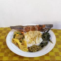 Nasi Ikan Lele Goreng