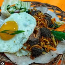 Mie Goreng Babat Usus Paru   Telur Dadar Pedas