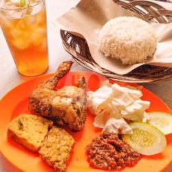 Paket Ayam Goreng (nasi   Ayam   Tahu   Tempe   Teh Manis)