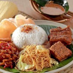 Nasi Uduk Semur Tahu Kecap Air Mineral Botol