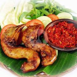 Lalapan Tempong Leher Kepala Ayam Sambel Setan