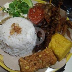 Nasi   Ayam   Ati   Usus   Tahu   Tempe