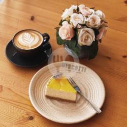 Cheesecake Slice Dan Hot Latte / Cappucino