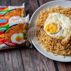 200. Indomi Goreng Jumbo ,telor ,saos ,cabe Potong.