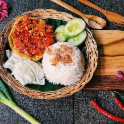 Nasi Uduk Telur Dadar Geprek