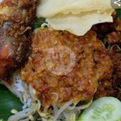 Nasi Pecel Pincuk Ikan Lele Khas Mediun