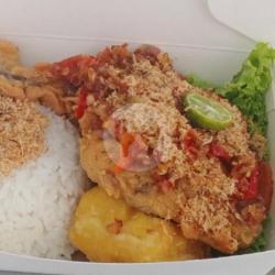 Paket Nasi  Ayam Crispy Serundeng  Sambal Cetar