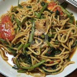 Mie Kangkung Goreng