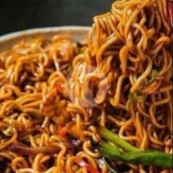 Mie Goreng Spesial Telur Ceplok,ayam, Sosis,krupuk