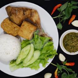 Ayam Goreng   Nasi Putih   Tahu   Tempe   Sambal Hijau