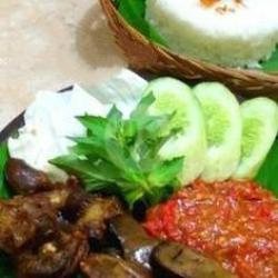 Nasi Penyetan Rempelo Ati Sabar