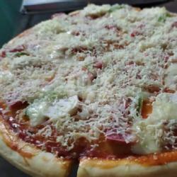 Pizza 3 Toping Sosis Ayam, Smoke Beef, Dan Sayuran