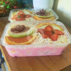 Salad Buah Varian Rasa Strawberry Ukuran 650 Ml Full Keju