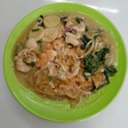 Kwetiau Siram Seafood Telur Ayam (halal)