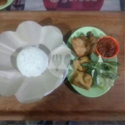 Nasi Ayam Tahu Goreng  Lalap  Sambel