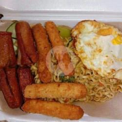 Mie Goreng Toping Sosis Naget Telur