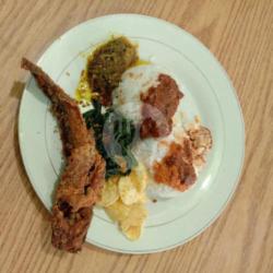 Nasi Ikan Lele Goreng
