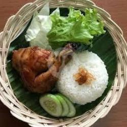 Paket Ayam Kampung ( Nasi   Ayam Kpg   Tahu Tempe   Lalap Sambal   Sayur Asem)