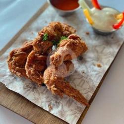 Buffalo Chicken Wings W/ House Made Blue Cheese Dressing & Crudités