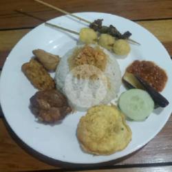 Nasi Uduk Telor Dadar Tahu Tempe Sambal Terasi Telor Puyuh Ati Ampela  Kemangi,terong,timun Krupuk