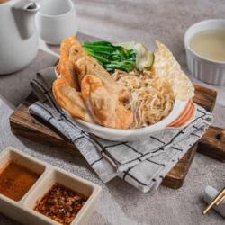 Roast Chicken And Prawn Dumpling Noodle / Mie Suikiaw