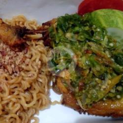 Ayam Penyet (dada) Sambal Cabe Ijo   Indomie Goreng