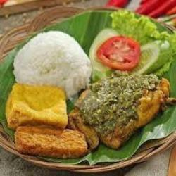 Gepuk Dada Tempe Nasi Sambel Ijo Lalapan