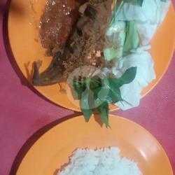 Nasi Uduk  Lele Kremes Tempe Tempe Lalapan Sambal