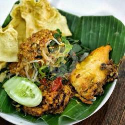 Lontong Pecel Ayam Goreng