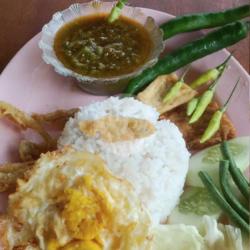 Nasi Penyetan Telur Ceplok Sambal Ijo Tahu Tempe