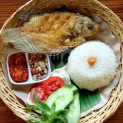 Nasi Penyetan Ikan Gurami Sambel Mentahan