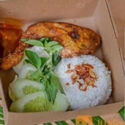 Nasi Box 2, Ayam Kremes, Nasi, Lalap, Sambel