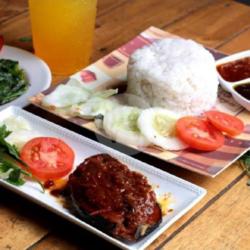 Nasi Tuna Goreng Saos Asam Pedas Tempe Tahu Sambal Lalapan Minuman