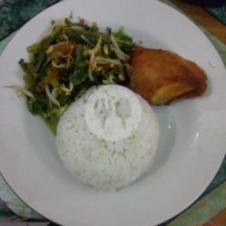 Nasi Urap Sayur Ayam Goreng