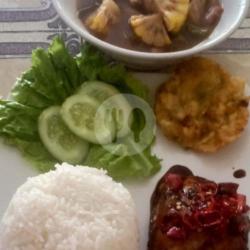 Nasi   Ayam Bakar   Bakwan   Sayur Asem   Sambel