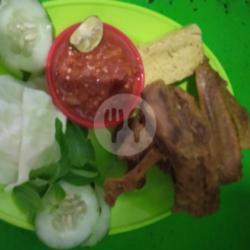 Lalapan Dada Bebek Goreng Sambel Mentah