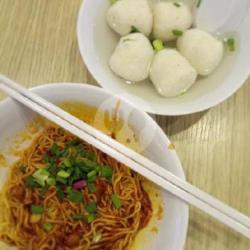 Umamie Singaporean Fishball Noodle