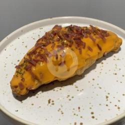 Cheesy Cheese Croissant