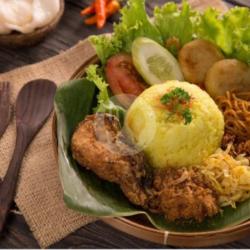 Nasi Kuning Lele