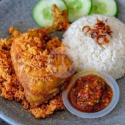 Gratis Es Teh   Ayam Kremes   Tahu/tempe Nasi