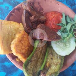 Nasi Rempela Ati   Tahu Tempe Terong Lalapan Sambel Pencit / Tomat