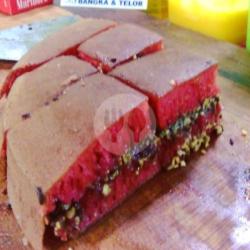 Red Velvet Kismis Kacang Coklat