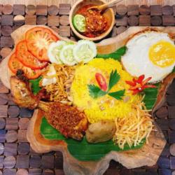 Nasi Kuning Ayam Serundeng