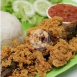 Nasi Lalapan Lele Kremes