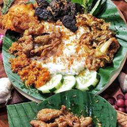 Nasi, Paru, Ayam, Kulit, Serundeng, Lalap Dan Sambal